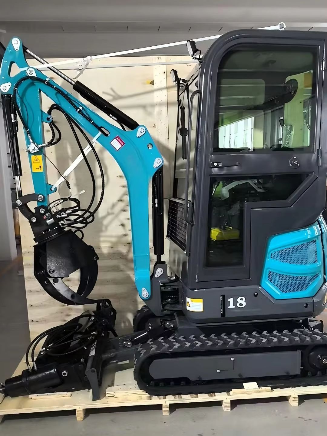 1.8 Ton Mini Excavator with At - Farming Pump For Agriculture のレビューと価格