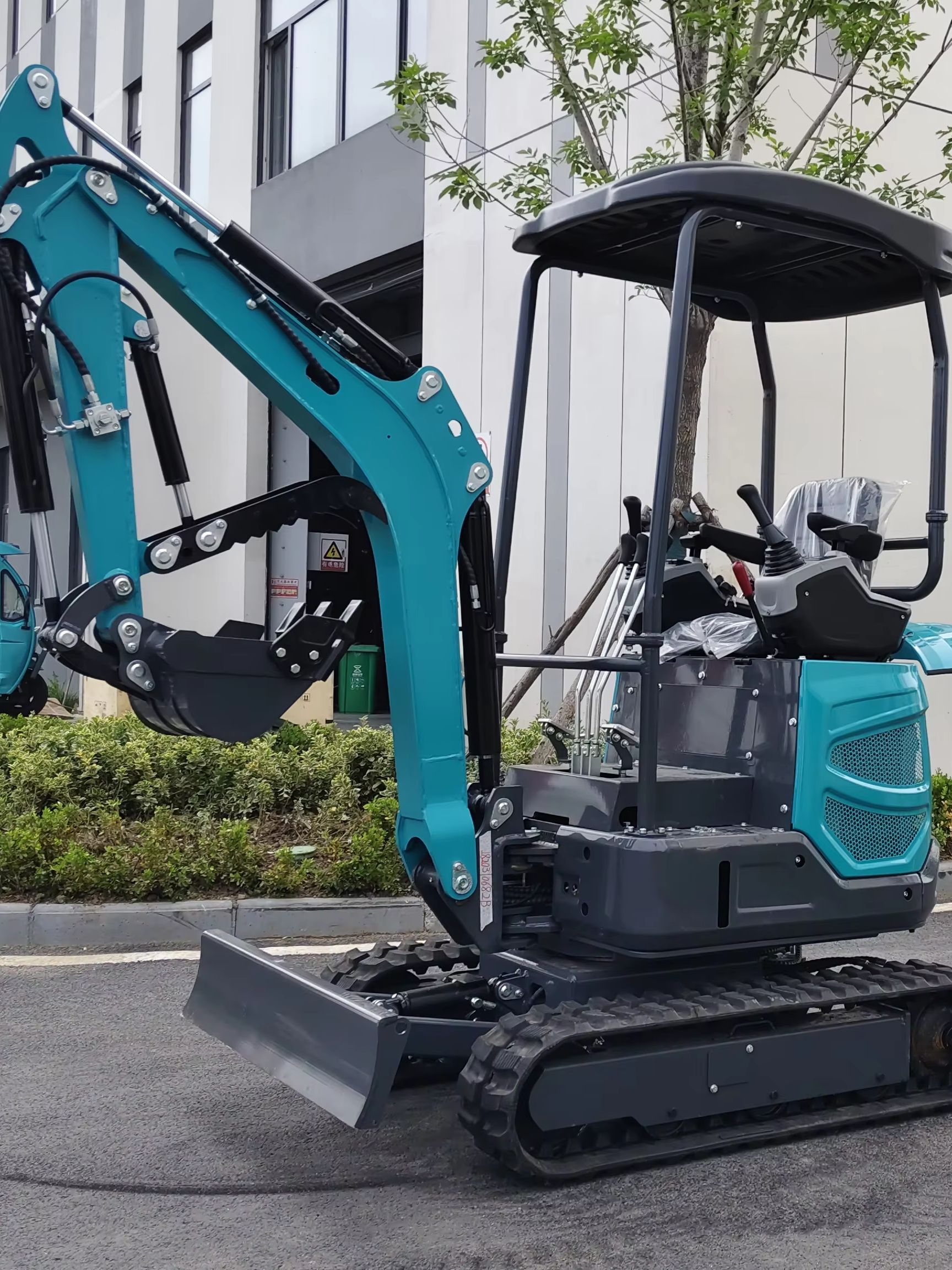 1.8 Ton Mini Excavator with At - Farming Pump For Agriculture のレビューと価格